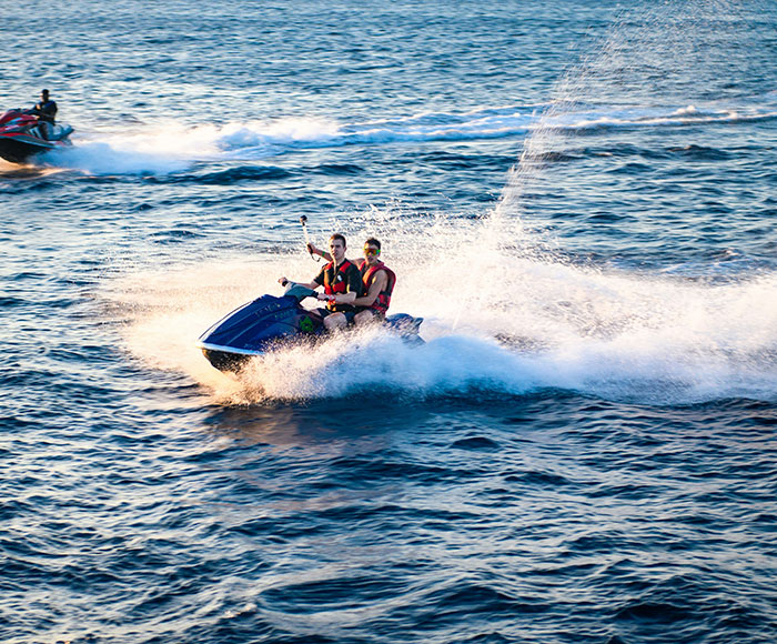 Jóvenes en una moto de agua | Aloha Mtoso de agua | Beneficios MP