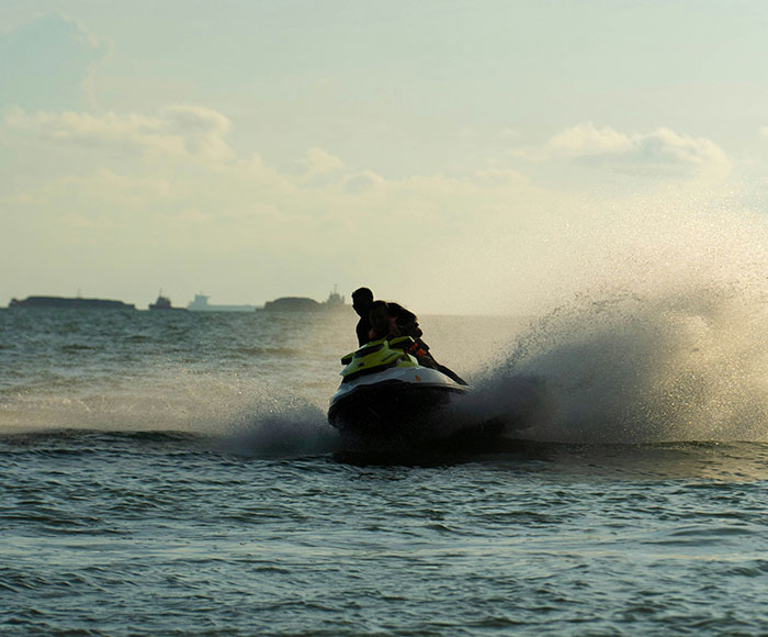 Persona manejando una moto de agua en el mar | La Rinconada motos de agua | Beneficio MP