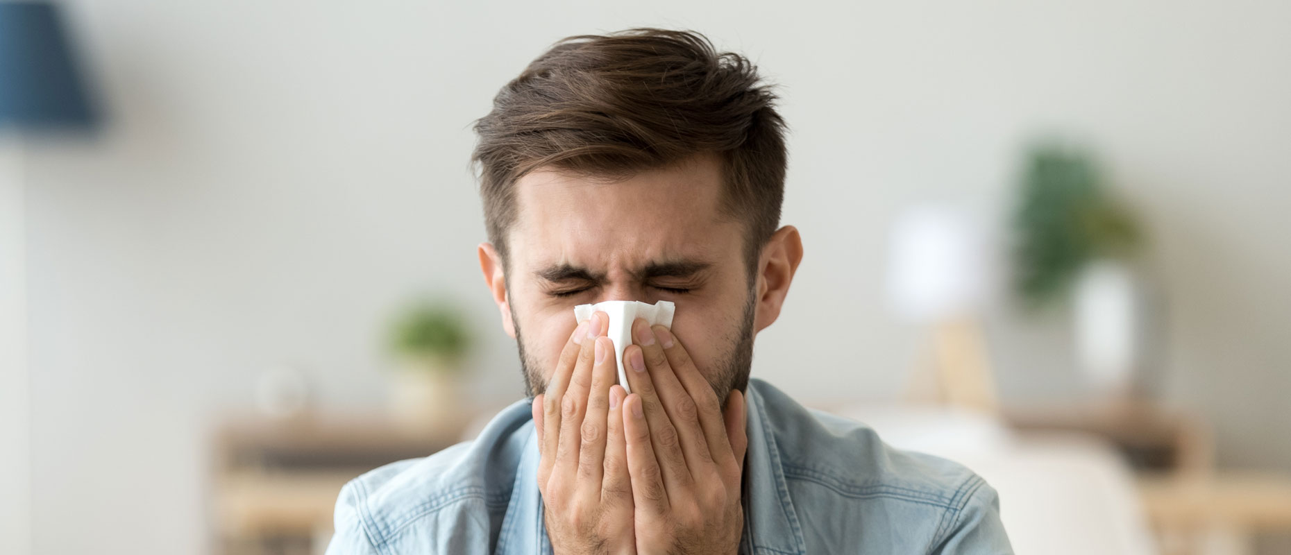 hombre engripado con un pañuelo en la nariz | Campaña vacunación antigripal