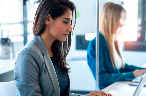 Mujeres trabajando en una oficina