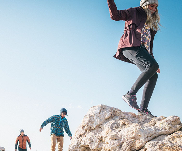 Columbia-Foto-beneficios Personas caminando sobre unas rocas