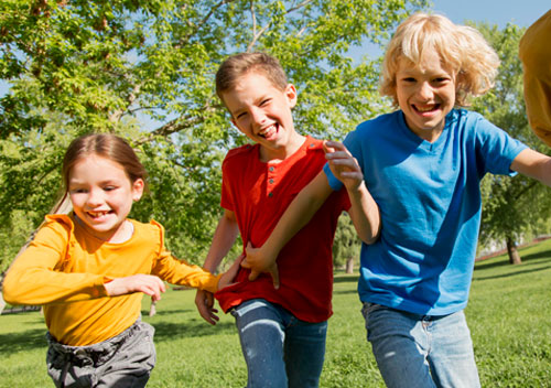 Niños corriendo y sonriendo en n parque