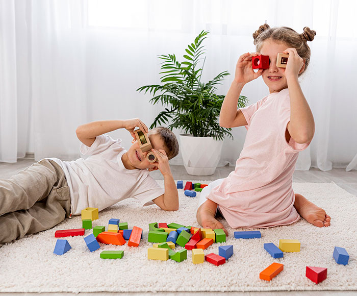 Niño y niña jugando con bloques de madera