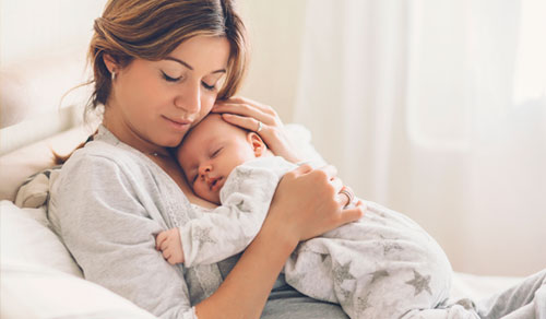 Madre con recién nacido a upa