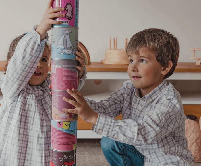 Niños con juegos Chau Pantallas