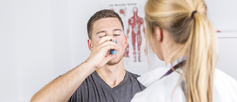 Hombre utilizando un inhalador para el asma