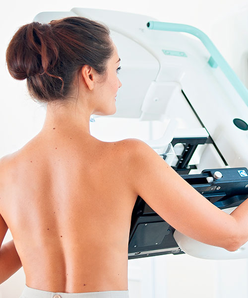mujer realizándose una mamografía