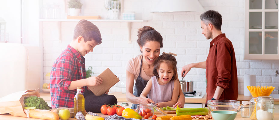 Familia cocinando con vegetales