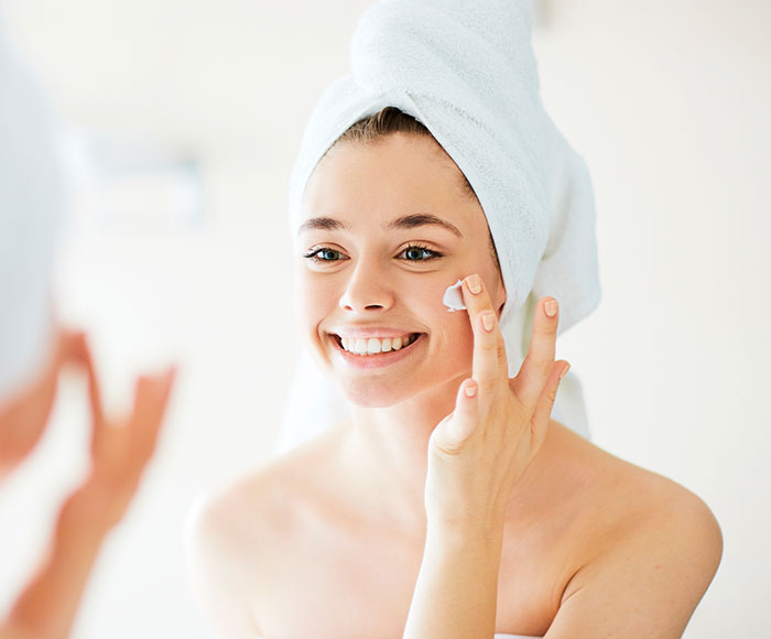TiendaFrama-Foto-beneficios Mujer joven aplicándose crema en la cara