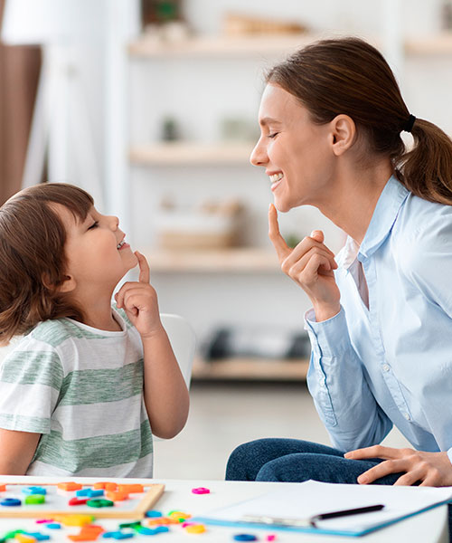 Madre jugando con su hijo 