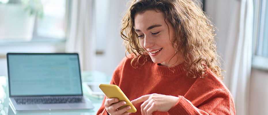 Mujer joven mirando el celular