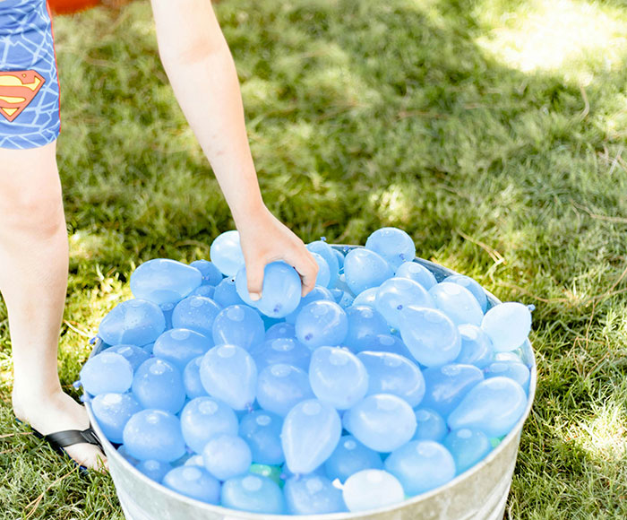 Niño jugando con bombitas de agua | Colonia Deportiva de Vacaciones Lobos | Beneficio MP