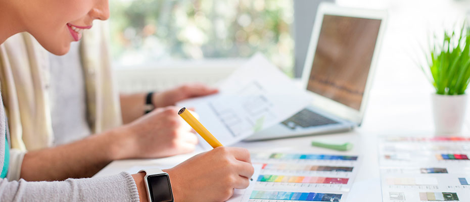 Mujer joven trabajando con una carta de colores 