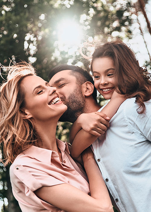 Pareja con su hija al aire libre