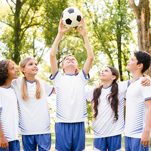 Niños y niñas de un equipo de fútbol