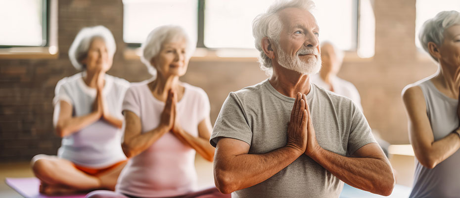 Adultos mayores realizando meditación - Salud mental luego del retiro