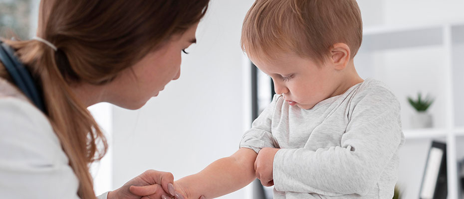 Niño con doctora - Vacunas, consideraciones a tener presentes