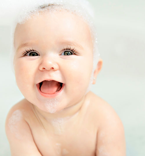 Bebé bañándose - Cómo bañar a tu bebé