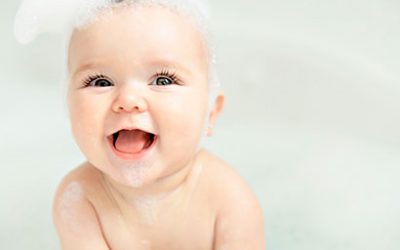 Cómo bañar a tu bebé: consejos para una experiencia  segura y placentera