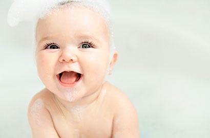 Cómo bañar a tu bebé: consejos para una experiencia  segura y placentera