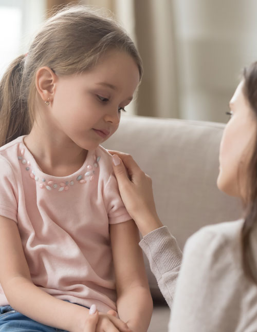 Niña triste hablando con su madre - Como hablar de la muerte con los niños