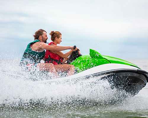 Barco de optimist en el mar