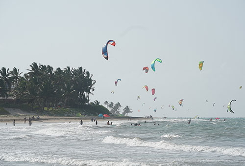 Barco de optimist en el mar