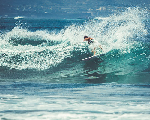 Barco de optimist en el mar