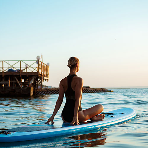 Barco de optimist en el mar