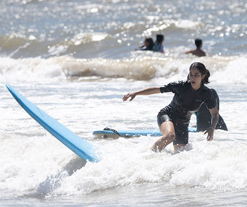 Barco de optimist en el mar