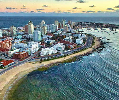 Barco de optimist en el mar