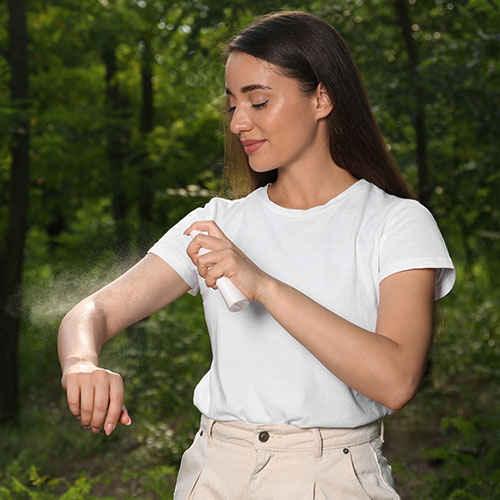 Mujer colocándose protector para mosquitos | Alerta epidemiológica regional por fiebre amarilla Mujer colocándose protector para mosquitos | Alerta epidemiológica regional por fiebre amarilla
