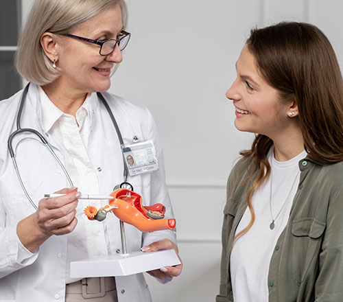 Doctora con paciente mujer | Cuidarnos es prevenir. Detección y vacunación contra el HPV Doctora con paciente mujer | Cuidarnos es prevenir. Detección y vacunación contra el HPV