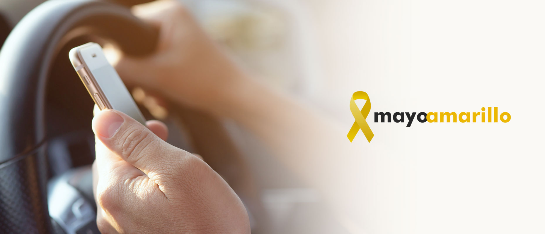 Persona manejando con el celular en la mano | Movilidad Humana, Responsabilidad Humana Persona manejando con el celular en la mano | Movilidad Humana, Responsabilidad Humana