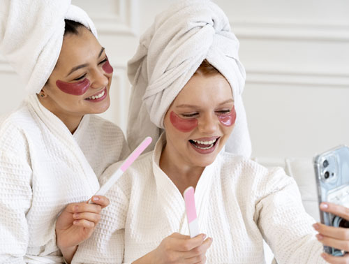 Niñas realizándose un spa facial y sacándose una selfie | Piel joven, presión adulta: el auge del skincare infantil Niñas realizándose un spa facial y sacándose una selfie | Piel joven, presión adulta: el auge del skincare infantil