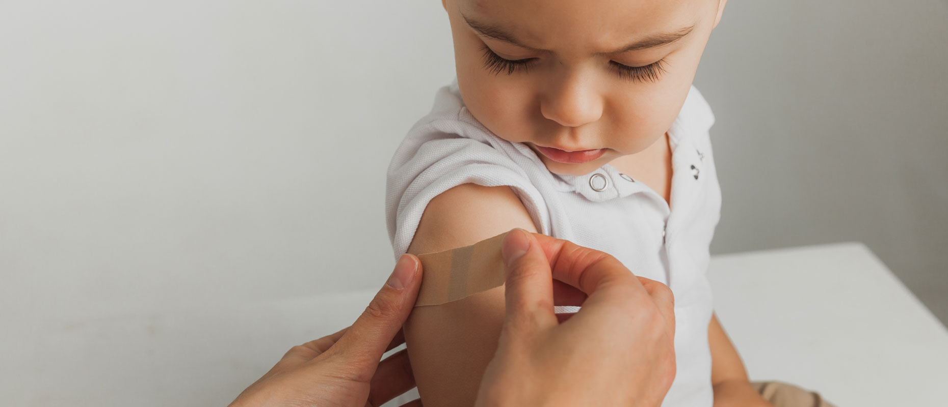Niño al que le colocan una cinta luego de haber recibido una vacuna | Cambios en el Esquema Nacional de Vacunación Niño al que le colocan una cinta luego de haber recibido una vacuna | Cambios en el Esquema Nacional de Vacunación