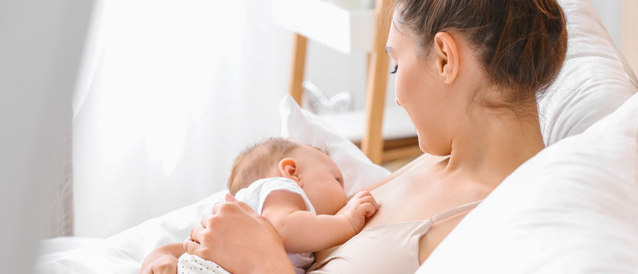 Madre amamantando a un recién nacido | Semana Mundial de la Lactancia Materna 2025