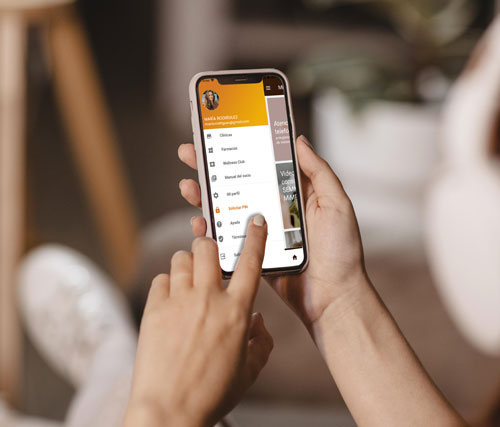 Persona ingresando en la APP MiMP en su celular | Nuevo sistema de retiro de medicación sin receta física