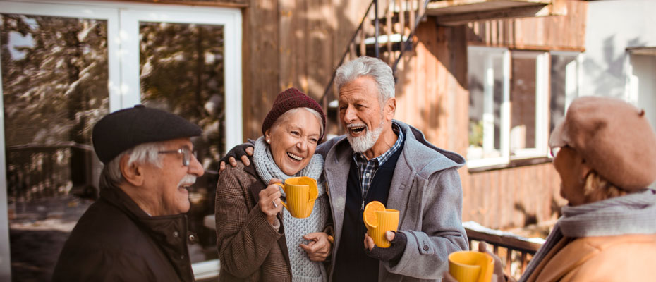 Grupo de amigos adultos mayores en el patio de una casa tomando una bebida caliente | Estrategias para la prevención del Deterioro Cognitivo-prevencion-Deterioro-Cognitivos-portada Grupo de amigos adultos mayores en el patio de una casa tomando una bebida caliente | Estrategias para la prevención del Deterioro Cognitivo