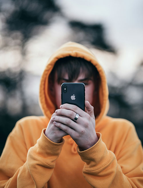 Adolescente mirando un celular | Más allá de la comida
