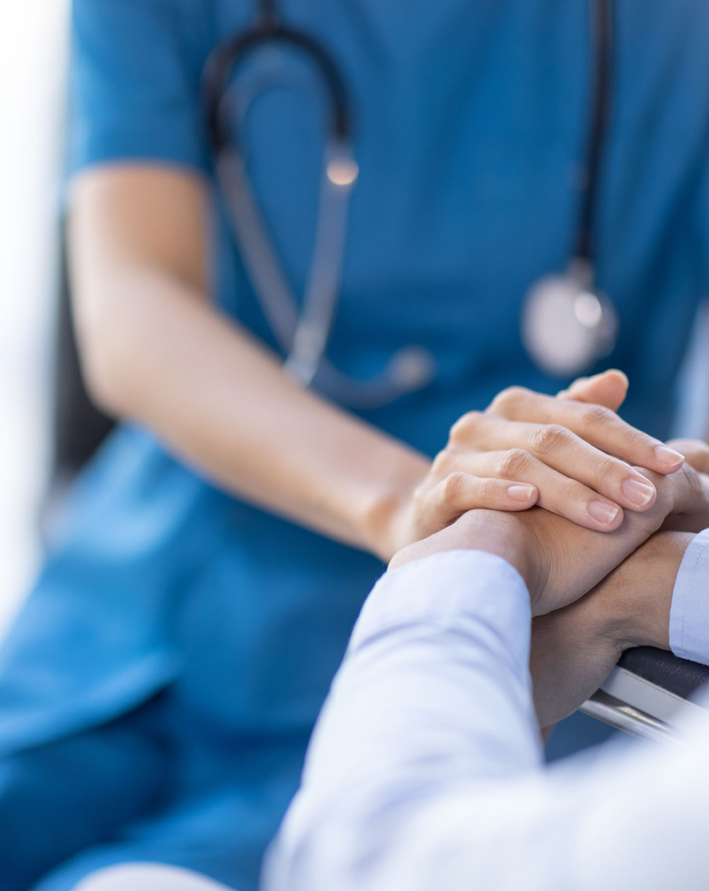 Enfermera sosteniendo con cariño las manos de un pacientes | Cuidar al Paciente Enfermera sosteniendo con cariño las manos de un pacientes | Cuidar al Paciente