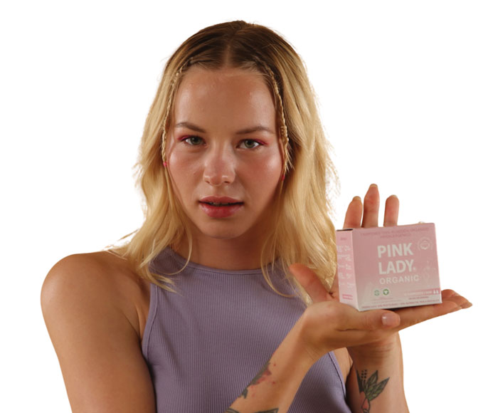 Mujer mostrando una caja de un producto de Pink Lady | Beneficios MP