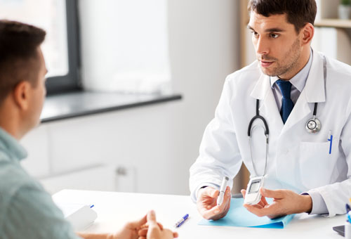Médico mostrándole a un paciente aparatos para medir la glicemia | Diabetes: entender para prevenir