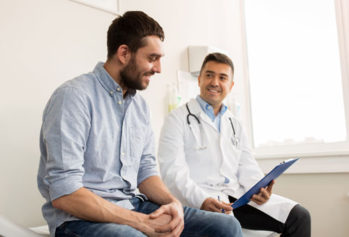 un hombre joven conversando con un médico | Noviembre: información y prevención del cáncer de próstata