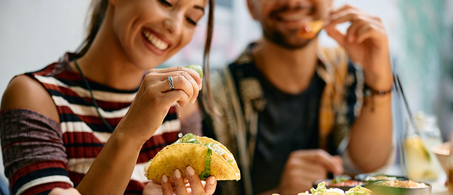 Pareja comiendo comida mexicana | Gastritis: síntomas, causas y cuidados esenciales