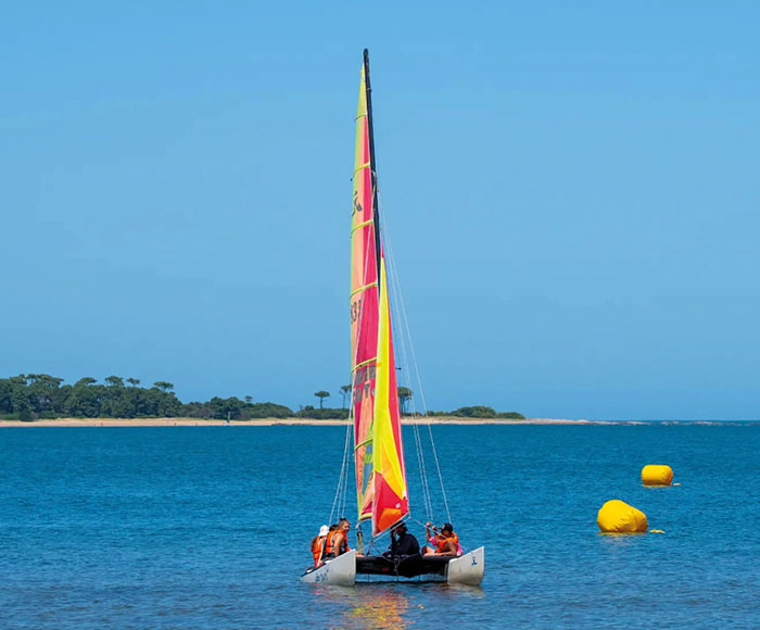Barco a vela en el mar  | Sailing Punta | Beneficios MP