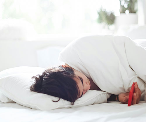 Mujer sentada en un living, midiéndose la glicemia | Diabetes: entender para prevenir