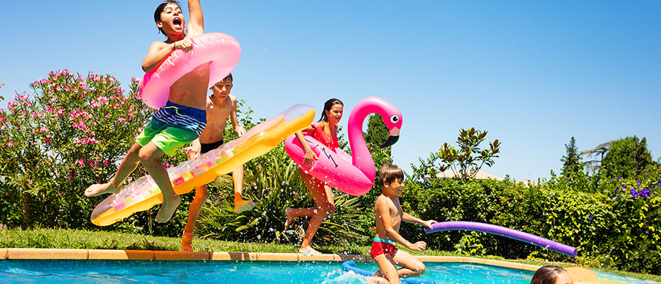 Niños tirándose en una piscina con inflables | Llegaron las vacaciones de verano