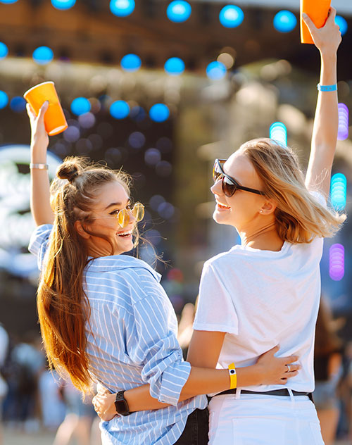 Dos chicas bailando y consumiendo bebidas alcohólicas | Consumo de sustancias psicoactivas en los jóvenes