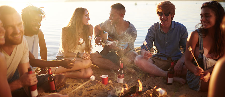 Jóvenes en un fogón en la playa consumiendo bebidas alcohólicas | Consumo de sustancias psicoactivas en los jóvenes